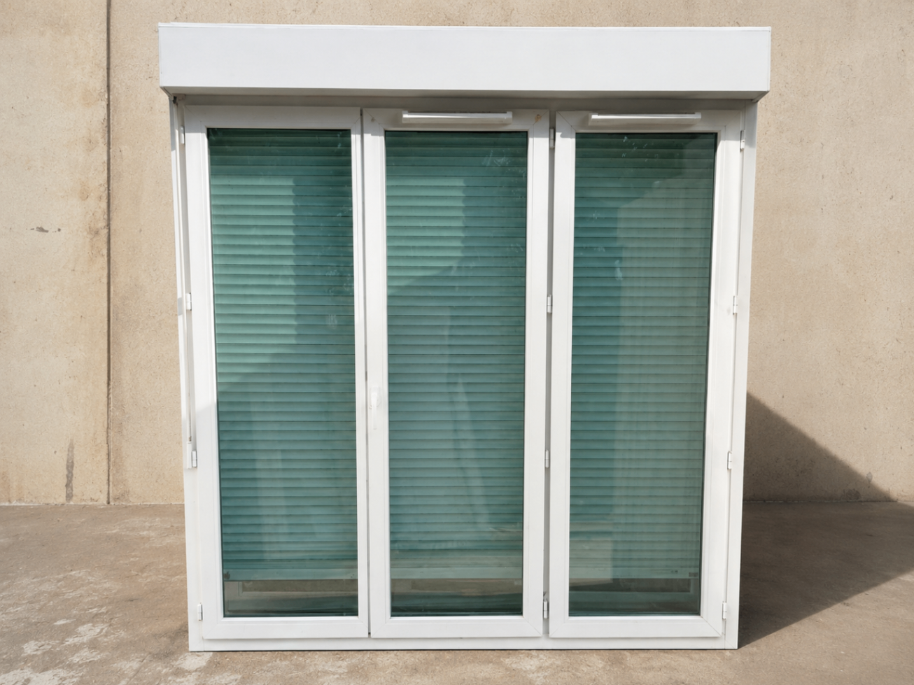 Fenêtre PVC blanche à 3 vantaux avec volet disponible en France chez SOW OCAZ